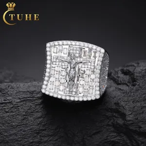 Venta al por mayor de joyería de Hip Hop, anillo personalizado de Plata de Ley 925 VVS Baguette Moissanite Diamond Iced Out Crucifixion Stamp para hombre