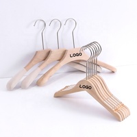 Fabrikant Groothandel Hangers Hoge Kwaliteit Custom Logo Kledingwinkel Rek Opknoping Jassen Houten Doek Hanger Hout Natuurlijk
