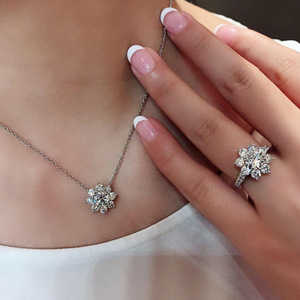 Set di gioielli con fiore a forma di fiocco di neve per donna, set di collana, orecchini e anello alla moda - Product Image 1