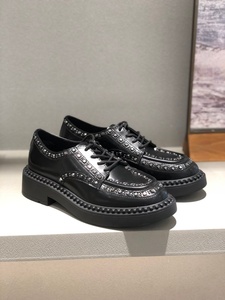 Les nouvelles chaussures décontractées pour hommes en cuir de la marque de luxe sur mesure présentent des rivets élégants et sont fabriquées en cuir décontracté. - Product Image 4