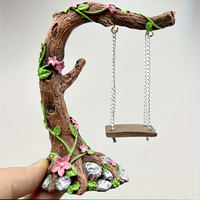 Vintage boomstronk tuindecoratie met schommel, roze bloemensculptuur, succulenten plantenbak ornament voor buiten tuin terras huis