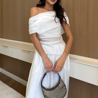 Ensemble décontracté en lin pour femme, collection Printemps 2027 : Haut uni drapé à épaules dénudées et pantalon harem large à revers élastiques – Tenue tendance