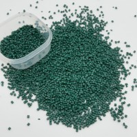 Masterbatch colorant moulé résistant aux produits chimiques de qualité alimentaire pour conteneurs en PEHD destinés à la stockage de détergents, de blanchissants et de produits chimiques industriels