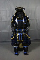 Armure complète de samouraï Yoroi en fer noir brillant avec échelle 3D, grand casque Maedate Kabuto à cornes de taureau et anneau doré, masque Menpo pour adulte