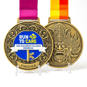 Run to Care SOS Children's Villages : Médaille double face, masque balinais en relief et ruban arc-en-ciel pour les courses caritatives indonésiennes - Product Image 1