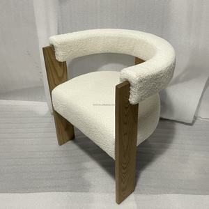 เก้าอี้นั่งสบายโครงไม้หุ้มผ้าเท็ดดี้สีขาวแบบหนานุ่ม ราคาโปรโมชั่น - Product Image 2