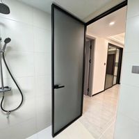 Porte coulissante intérieure en alliage titane-magnésium, verre trempé, design minimaliste, pour usage polyvalent, tailles personnalisables