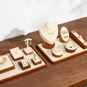 Exhibidores de joyería de madera personalizados, exquisitos exhibidores y organizadores de cuentas y joyas de jade para mostrador de papelería. - Product Image 2