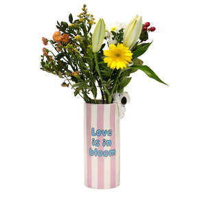 Vase de table contemporain en céramique avec rayures roses peintes, motif « In Bloom » et design Koala pour fleurs - Product Image 1