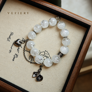 Bracelet en perles de quartz craquelé transparent avec entretoises argentées et breloques pendantes - Product Image 4