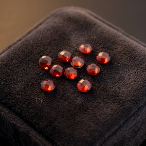 Granate Rojo Natural de 10mm, Corte Redondo en Tablero de Ajedrez, Gema Suelta Certificada por Terceros, Marca Gopika para Joyería, Venta al Por Mayor - Product Image 3