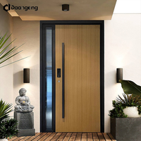 Porte d'entrée extérieure antivol minimaliste en treillis métallique avec texture grain de bois pour villas et maisons de plage en zones côtières