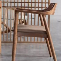 Chaise de salle à manger en bois de frêne massif de style scandinave avec siège en similicuir de qualité supérieure pour les espaces de vie modernes et compacts