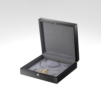 Boîte à bijoux de luxe noire simple de designer, fermeture magnétique, finition laquée piano, insert en velours, design personnalisable, service OEM