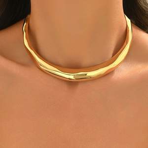 Collier léger de style européen de luxe pour femmes haut de gamme tout-match avec collier de personnalité de conception de vague géométrique exagérée - Product Image 5
