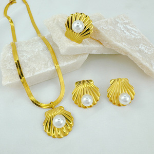 Juego de <span class=keywords><strong>Joyería</strong></span> de Tres Piezas con Perlas de Imitación Clásicas y Elegantes para Aniversario, Boda, Fiesta en la Playa (Titanio) - Product Image 2