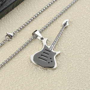 Collier pendentif guitare punk en acier inoxydable poli, cadeau pour groupe de rock et festival de musique - Product Image 2