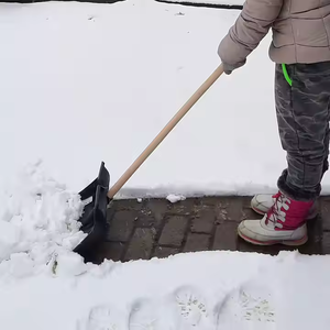Équipement de pelle à neige en bois et aluminium D-Grip à grande tête pour le nettoyage et le déneigement des allées de voitures - Product Image 4
