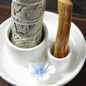 Juego de quemadores de aromaterapia de cerámica nórdica blanca con hierbas de salvia, Palo Santo y flores secas para la purificación y meditación en el hogar natural. - Product Image 2