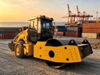 Compacteur vibrant à amplitude réglable de 20 tonnes et 140 kW pour la compactation des bases d'aéroports et des terrains portuaires