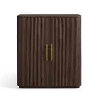 Modernité haut de gamme, détails cannelés pour villa de luxe, armoire à vin, buffet, commode à liqueurs, personnalisation sur mesure