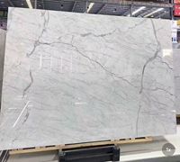 Marbre Statuario italien haut de gamme, base blanc pur, veines grises flexibles, design moderne, surface polie, pour salle à manger de grande villa, intérieur
