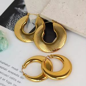 ต่างหูแฟชั่นสแตนเลสชุบทอง 18k ดีไซน์หนา รูปหัวใจ สามแบบ ต่างหูห่วงกลวงสำหรับผู้หญิง - Product Image 4