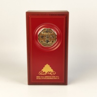 Boîte à vin en bois finition mate avec doublure satinée, logo personnalisé, charnière métallique pour présentation de spiritueux haut de gamme, emballage cadeau pour banquets d'entreprise et fêtes.