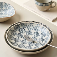 Assiette ronde artisanale en poterie rustique bleue et blanche à motif d'hortensia pour soupe, dessert ou collation, idéale pour le petit-déjeuner