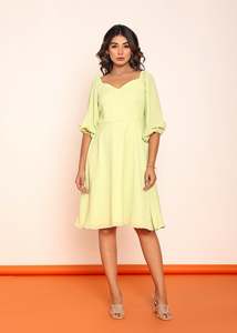 Mini-robe vert lime à manches bouffantes, robe décontractée pour femme, en tissu léger, coupe confortable, silhouette ludique - Product Image 2