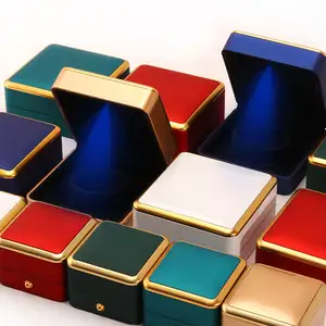 Изготовленная на заказ светодиодная золотая линия Подарочная коробка для хранения Лакированное кольцо ювелирный браслет кулон светодиодное освещение коробка для упаковки ювелирных изделий