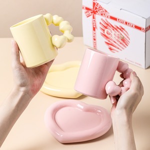 Taza de cerámica de pareja de alto Color con personalidad creativa de calidad certificada con taza de café única regalo platillo de <span class=keywords><strong>amor</strong></span> <span class=keywords><strong>para</strong></span> leche - Product Image 1