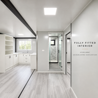 Maison préfabriquée en conteneur, maison modulaire, structure en acier imitation bois, cuisine et salle de bain entièrement équipées, logement clé en main avec terrasse