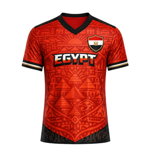 Maglia sportiva dell'Egitto – Maglietta da calcio rossa con motivo a piramidi e stemma - Product Image 1