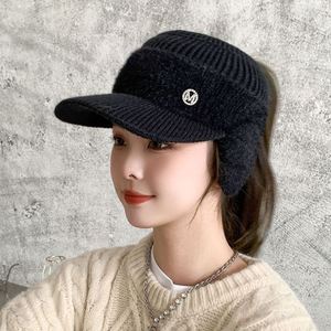 Gorro de Punto de Invierno Moderno para Mujer, con Orejeras Gruesas y Diseño Hueco en la Parte Superior, Ideal para Actividades al Aire Libre - Product Image 3
