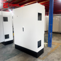 Boîtier de distribution électrique sur pied en acier inoxydable et acier laminé à froid, revêtu par poudrage, IP55, avec double porte