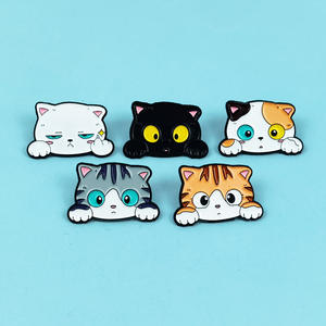 Animaux mignons noir blanc couleur créateur de mode Anime émail dessin animé chat broche broches revers broches Badges pour femmes enfants - Product Image 1