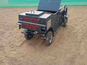 Machine de pose de bordures de route économique pour la fabrication de bordures avec système de vibrateur et alimentation en béton - Product Image 3