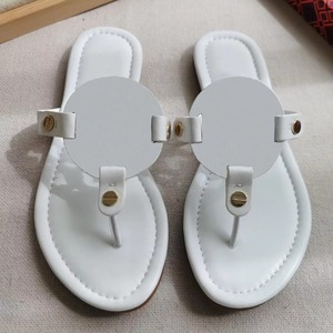 Nouvelles sandales plates à rivets en métal PU style 2026, tongs décontractées de plage, décor rond, chaussures de créateur pour femmes - Product Image 4