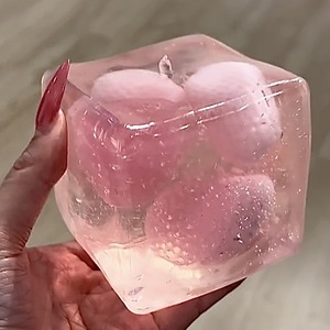 Le best-seller transfrontalier de PLAYGORO : Grandes boules de glace carrées rafraîchissantes à la fraise, compressibles, en matériau TPR, pour les jeunes - Product Image 3