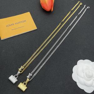 Collier pendentif monogramme en cuivre avec chaîne à maillons pour femme, idéal pour les occasions festives, un symbole intemporel près de votre cœur - Product Image 1