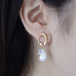 Boucles d'oreilles créoles plaquées or en laiton avec perles irrégulières, bijoux fantaisie pour femme - Product Image 3