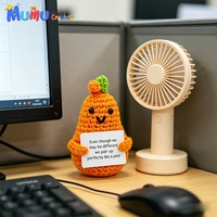 Handgemaakt gehaakt bij-ananas amigurumi knuffeldier met positieve kaart voor bureaudecoratie