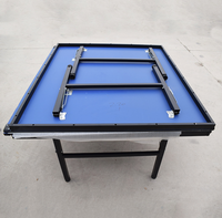 Table de tennis d'intérieur à peinture bleue avec pieds pliants Table de ping-pong en vente