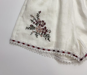 Shorts blancs à jambes larges en lin et dentelle vintage française pour femme, taille haute avec ceinture élastique, coupe ajustée - Product Image 4