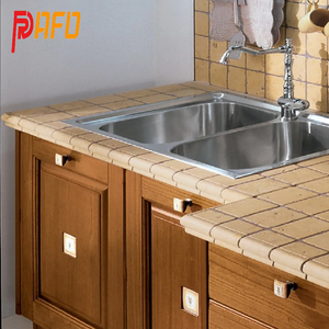 منتج جديد تصميم فاخر من الخشب الصلب على الطراز الأوروبي لخزائن المطبخ باللون البني - Product Image 3