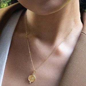 <span class=keywords><strong>Collana</strong></span> Elegante e Brillante <span class=keywords><strong>con</strong></span> Pendente <span class=keywords><strong>Ape</strong></span> Regina in Zircone, Catena Sottile in Acciaio Inox Placcato Oro PVD - Product Image 5