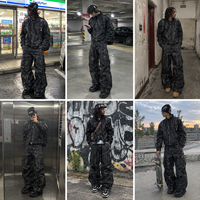 Ensemble cargo techwear pour homme avec logo personnalisé, veste enduite de cire et pantalon ample, tenue utilitaire streetwear noire, directement de l'usine