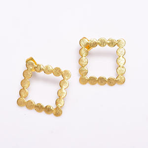 Pendientes de latón chapados en oro de alta calidad, joyería de pendientes de latón de 18 K, exportador de joyería de moda para mujer, proveedor de joyería personalizada - Product Image 2