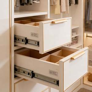 Système de dressing moderne de luxe Balom avec porte en verre, cadre en aluminium blanc, éclairage LED, meubles de chambre à coucher sur mesure - Product Image 6